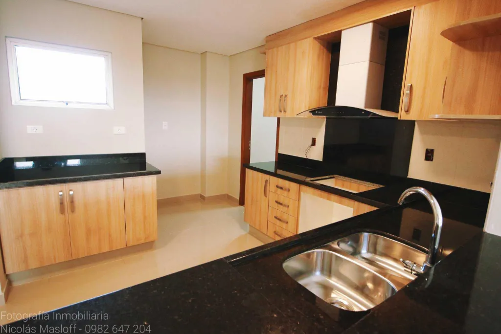 DEPARTAMENTO DE 2 DORMITORIOS Y ESCRITORIO. BARRIO MBURICAO — foto 3