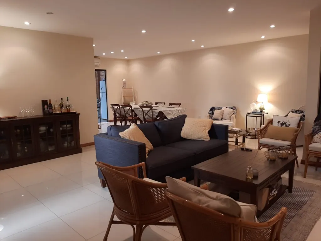 BO HERRERA: ELEGANTE DÚPLEX, 3 AMPLIAS SUITES, JARDÍN – 225.000 USD. — foto 2
