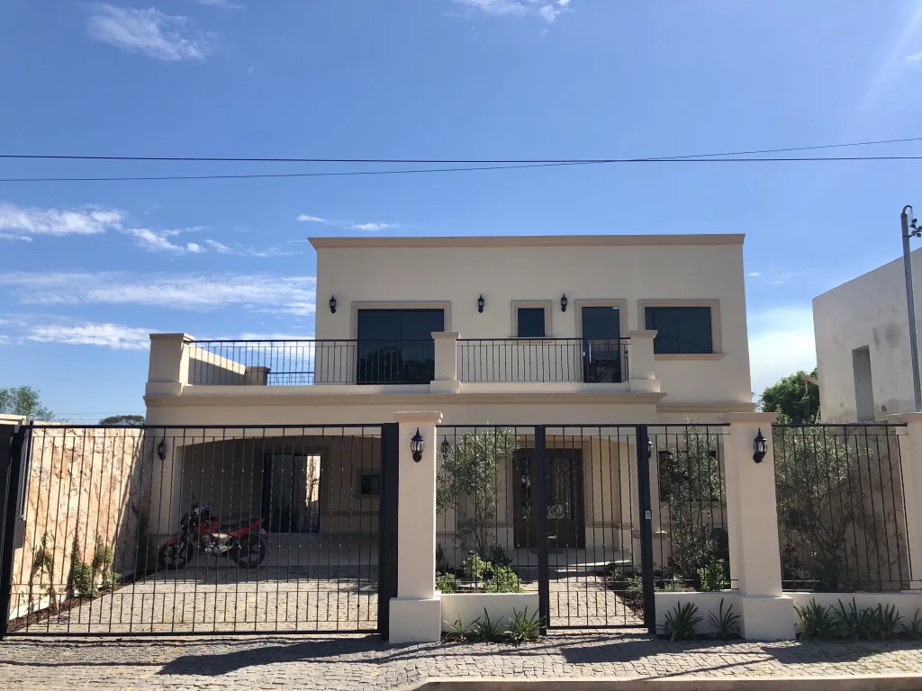 ALQUILO HERMOSA RESIDENCIA A ESTRENAR ESTILO TOSCANO EN EL YACHT Y GOLF CLUB PYO. — foto 2