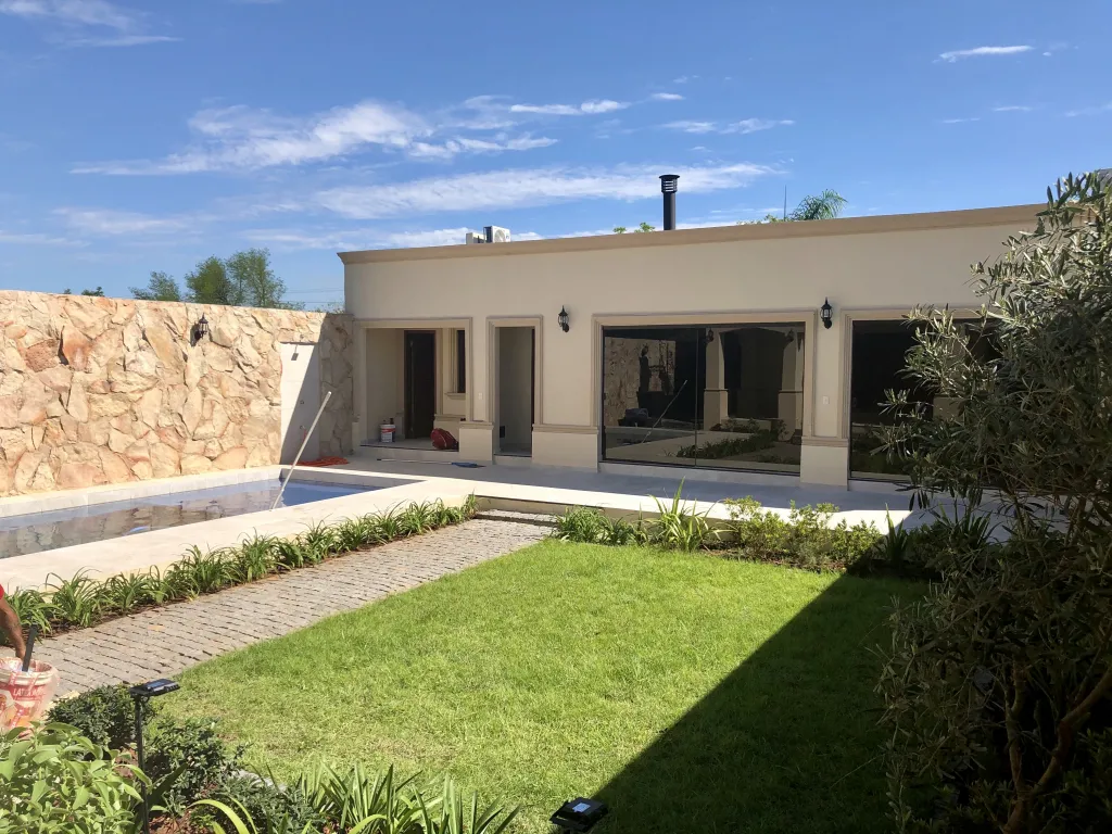 ALQUILO HERMOSA RESIDENCIA A ESTRENAR ESTILO TOSCANO EN EL YACHT Y GOLF CLUB PYO. — foto 3
