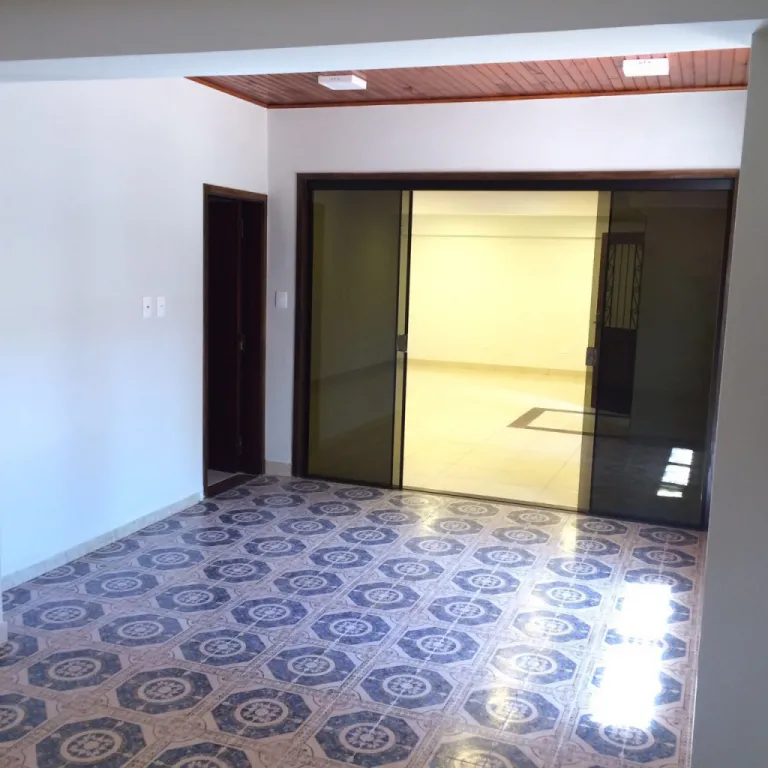 VENDO CASA EN ESQUINA ESPECIAL PARA OFICINA. ATRAS DE PASEO GALERÍA — foto 2
