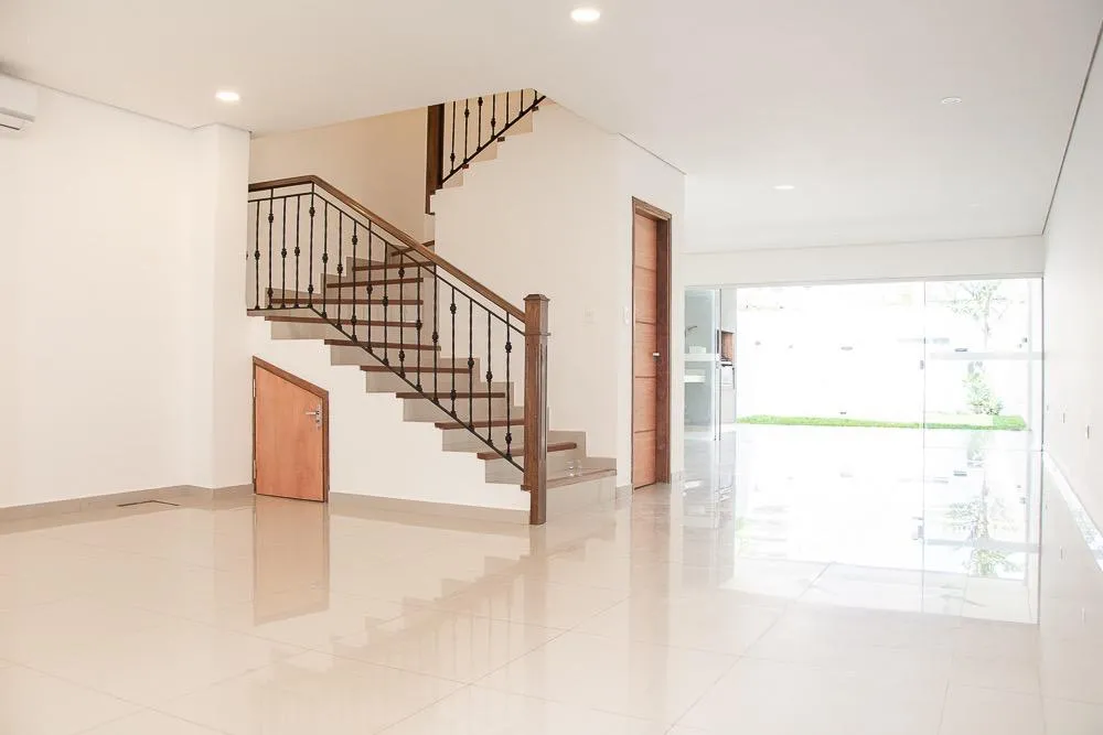 MBURUCUYÁ: ELEGANTE RESIDENCIA DÚPLEX, 3 DORMITORIOS, JARDÍN, PISCINA, 10.000.000 GS. — foto 2