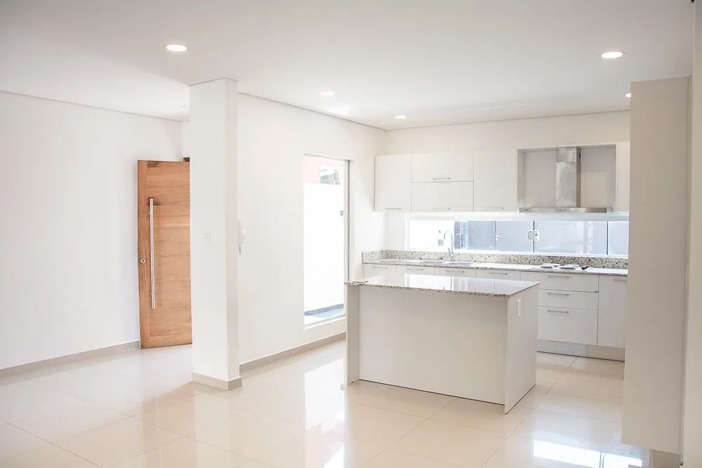 MBURUCUYÁ: ELEGANTE RESIDENCIA DÚPLEX, 3 DORMITORIOS, JARDÍN, PISCINA, 10.000.000 GS. — foto 3