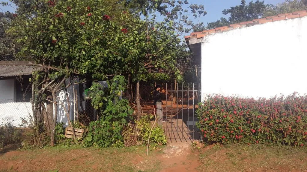 Terreno en venta con dos piezas terminadas capiata ruta 1 km20 barrio kennedy — foto 2