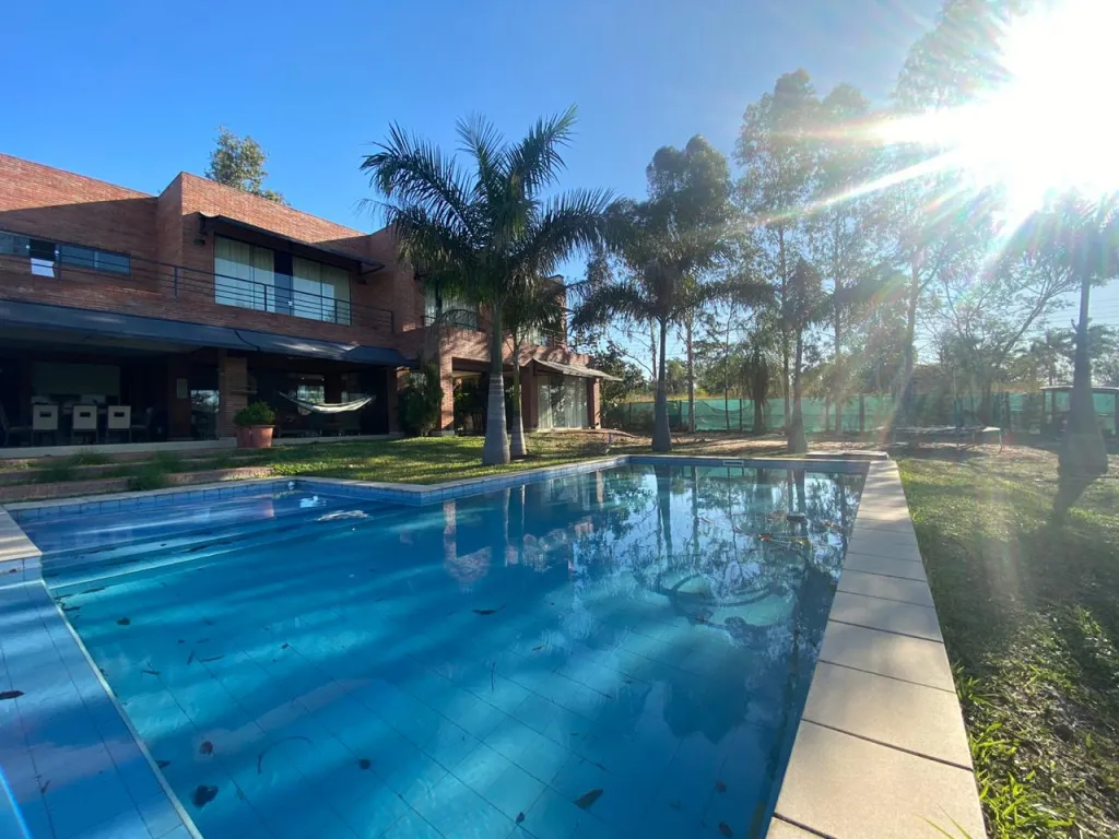 SURUBI-I: 2.500M2, ELEGANTE RESIDENCIA, 4 DORMITORIOS, JARDÍN, PISCINA, 2.000 USD. — foto 2