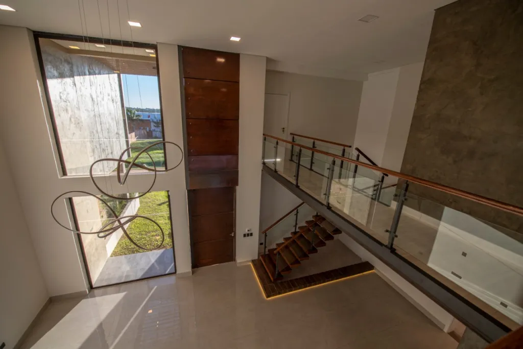 LUQUE: ELEGANTE RESIDENCIA EN CONDOMINIO, 675M2, 3 SUITES, JARDÍN, PISCINA, 2.800 USD. — foto 2