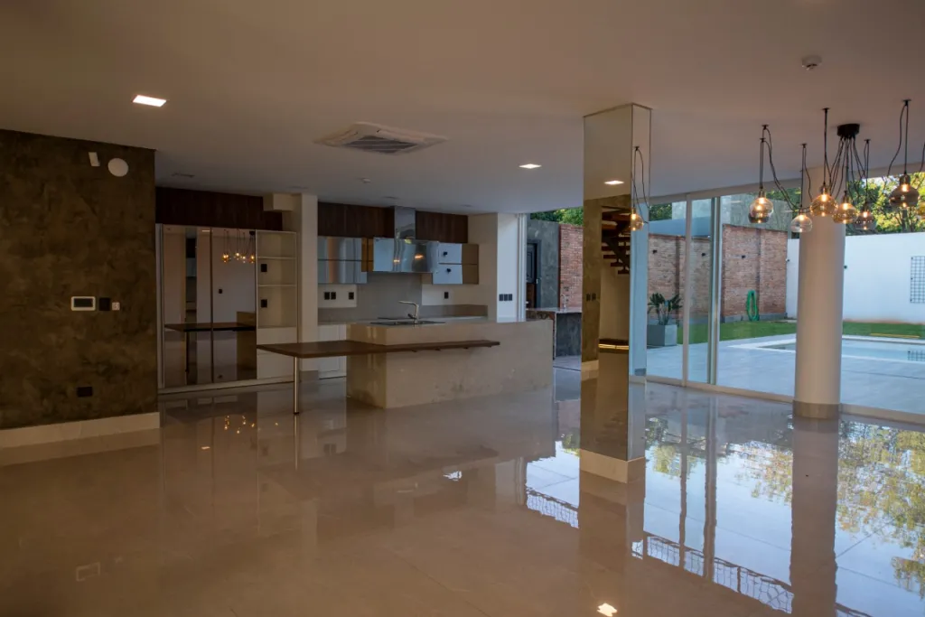 LUQUE: ELEGANTE RESIDENCIA EN CONDOMINIO, 675M2, 3 SUITES, JARDÍN, PISCINA, 2.800 USD. — foto 3