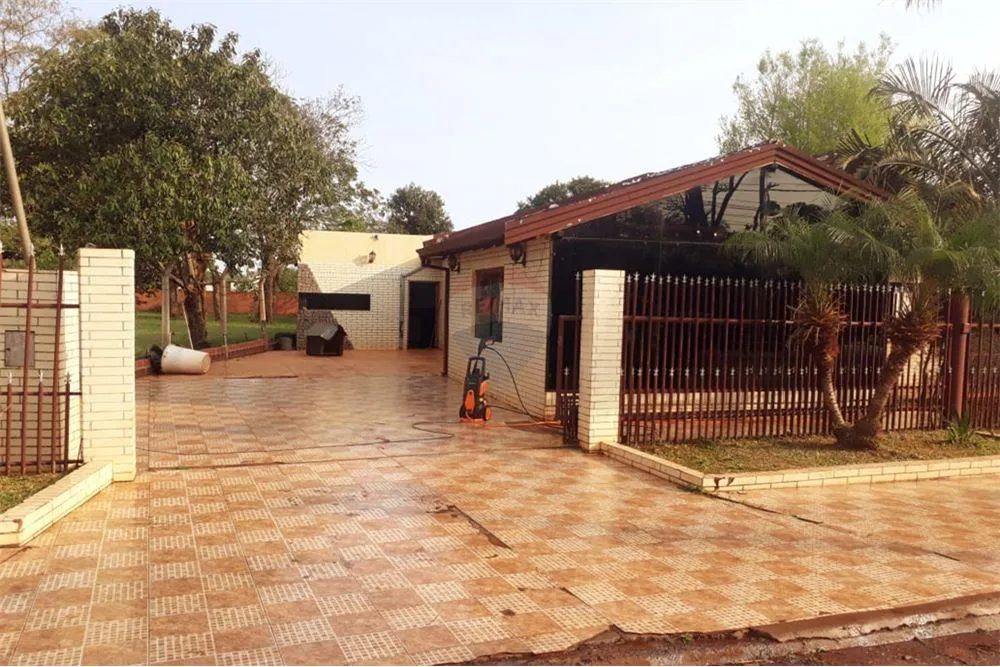 AMPLIA CASA EN VENTA EN EL BARRIO SAN ISIDRO DE ENCARNACIÓN. — foto 2