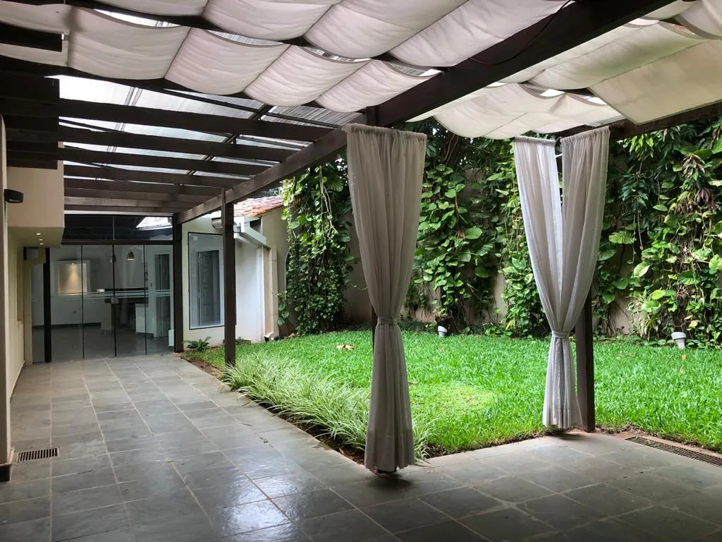 EN VENTA CASA DE 4 DORMITORIOS EN LOS LAURELES — foto 2