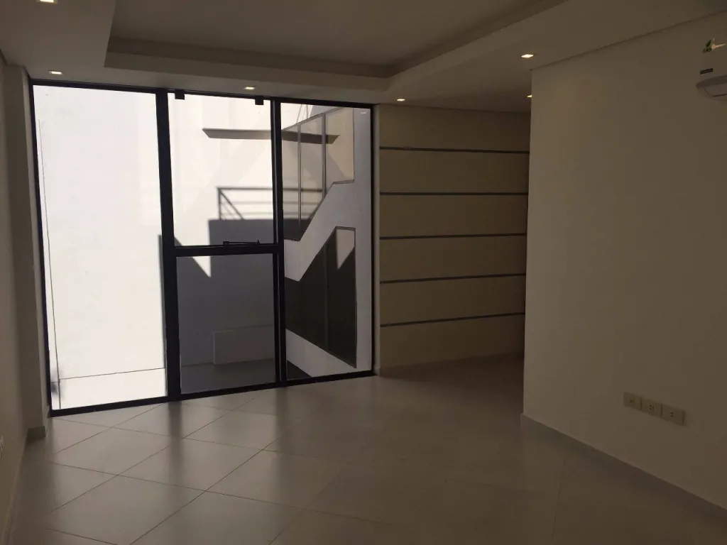 LOS LAURELES: ELEGANTE TRIPLEX EN VENTA, PISCINA, DECK, UN LUJO! 230.000 USD — foto 2