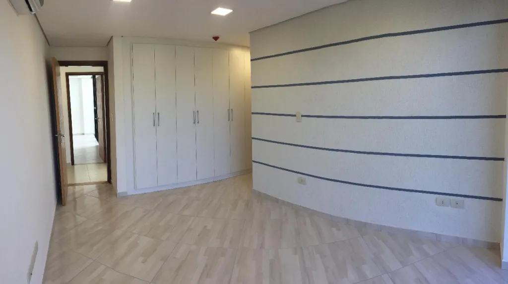 LOS LAURELES: ELEGANTE TRIPLEX EN VENTA, PISCINA, DECK, UN LUJO! 230.000 USD — foto 3