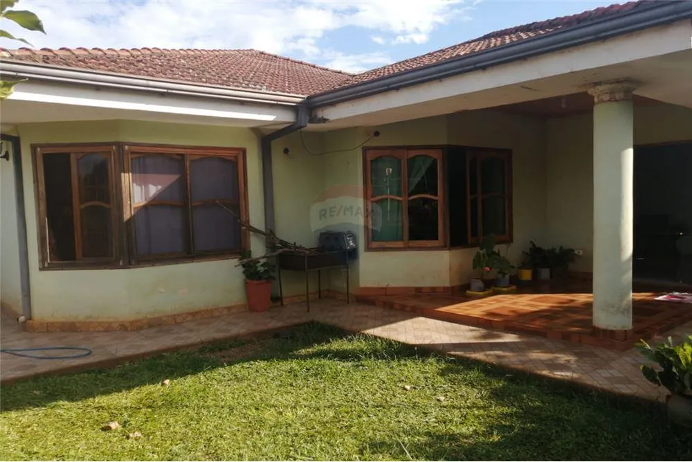 Hermosa casa en venta con local comercial en Bella Vista. — foto 3
