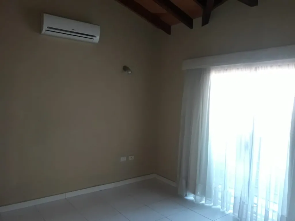 ALQUILO HERMOSO DUPLEX CON PISCINA EN LOS LAURELES — foto 2