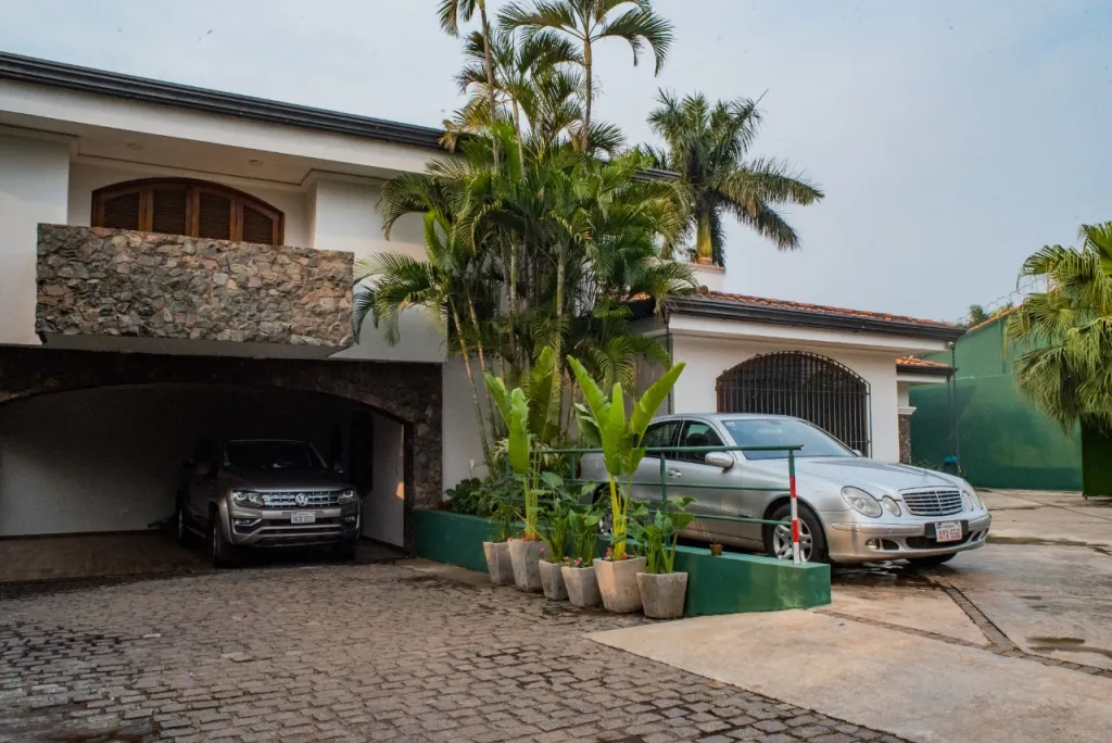 VENDO IMPONENTE RESIDENCIA EN BARRIO HERRERA — foto 2