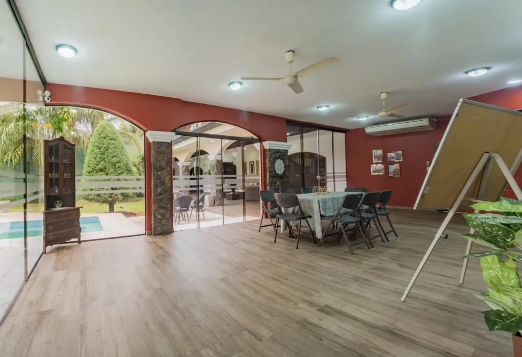 VENDO IMPONENTE RESIDENCIA EN BARRIO HERRERA — foto 3