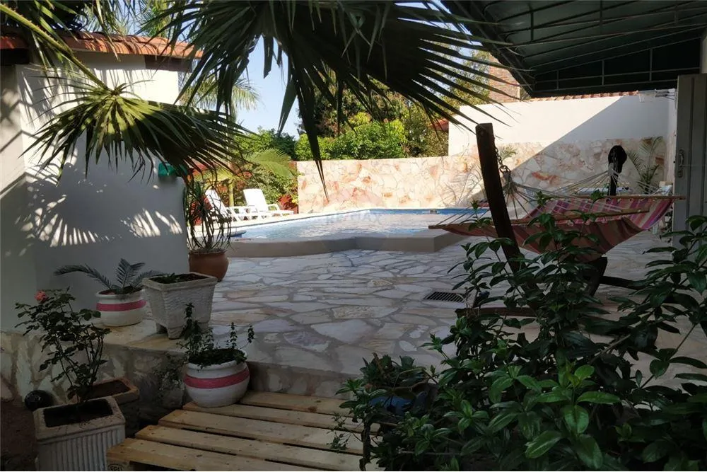 Vendo propiedad en Ñemby con patio y piscina 188,000 USD — foto 2