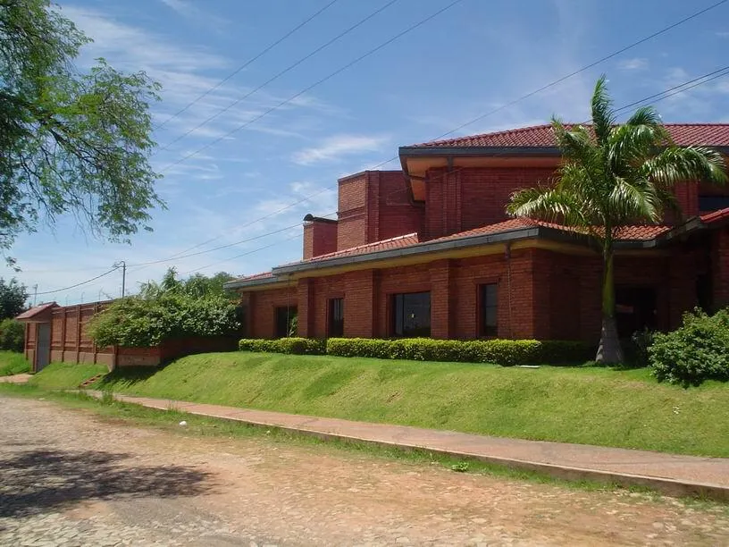 MBURUCUYÁ 1ER PRESIDENTE: ELEGANTE RESIDENCIA, 4 SUITES, GRAN JARDÍN, SAUNA, PISCINA. — foto 2