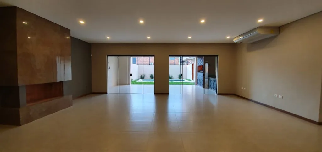 MBURUCUYA: ELEGANTE RESIDENCIA A ESTRENAR, 4 SUITES, JARDÍN C PISCINA – 2.500 USD. — foto 2