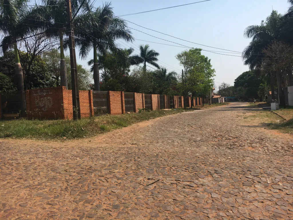 Solo para Privilegiados. Luque Hermoso, Seguro y Residencial — foto 2