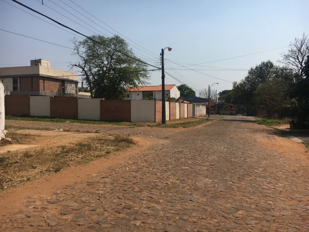 Solo para Privilegiados. Luque Hermoso, Seguro y Residencial — foto 3