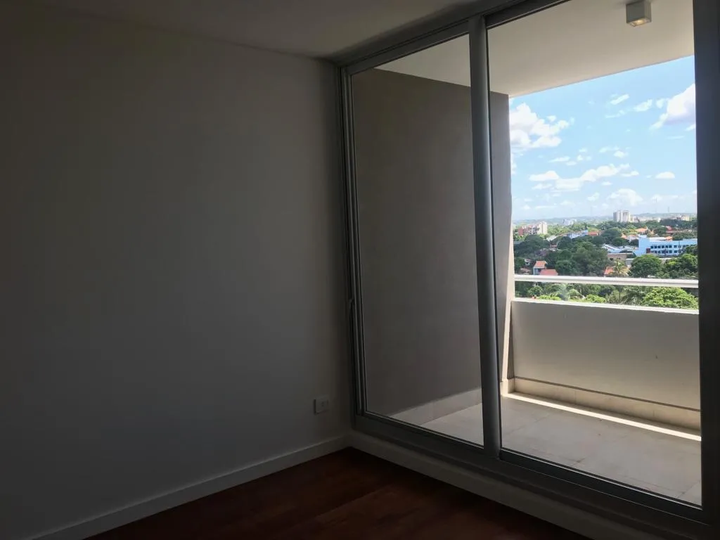 En venta departamento de 1 dormitorio en edificio de primer nivel,Barrio Ykua Sati — foto 2