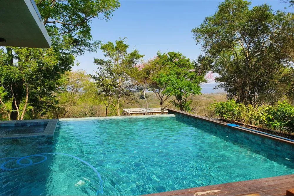 RESIDENCIA DE LUJO EN SAN BERNARDINO CON VISTA AL LAGO — foto 3