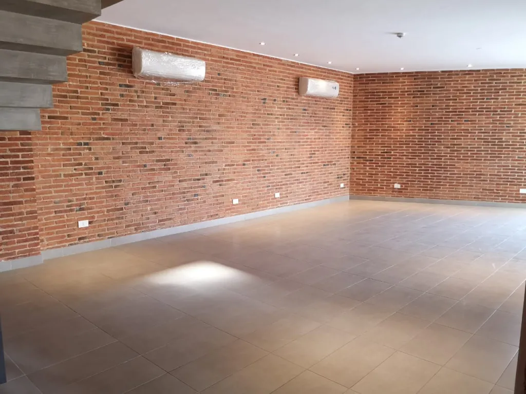MBURUCUYÁ SHOP. DEL SOL: MINIMALISTA, RESIDENCIA LOFT, 3 DORMIT, JARDÍN, PISCINA. — foto 2