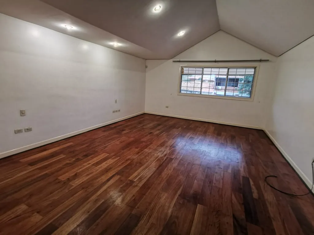 MBURUCUYÁ – TRINIDAD: ELEGANTE RESIDENCIA ESTILO INGLES, 4SUITES, JARDÍN, PISCINA. — foto 2