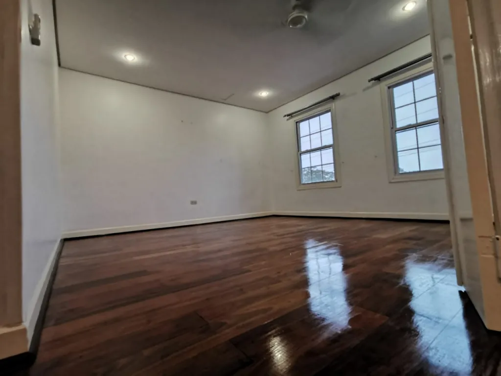 MBURUCUYÁ – TRINIDAD: ELEGANTE RESIDENCIA ESTILO INGLES, 4SUITES, JARDÍN, PISCINA. — foto 3