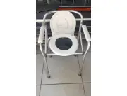 Silla sanitaria plegable con regulación de altura