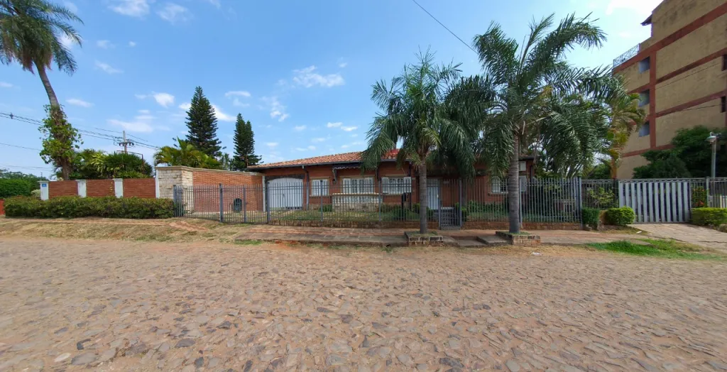 LAMBARE........FINA RESIDENCIA DE 785M2 EN ESQUINA ASAFALATDA... — foto 2