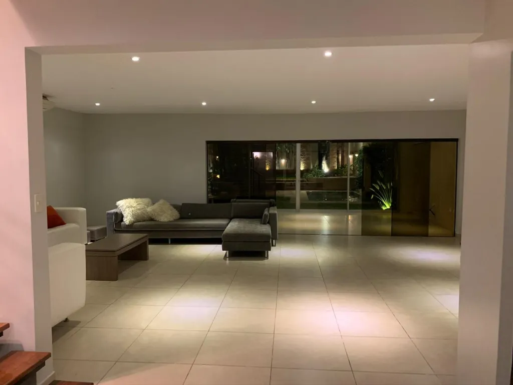 PROX. WTC, LA GALERÍA, YCUA SATI: ELEGANTE RESIDENCIA EN VENTA, 4 SUITE, AMPLIO JARDÍN. — foto 2
