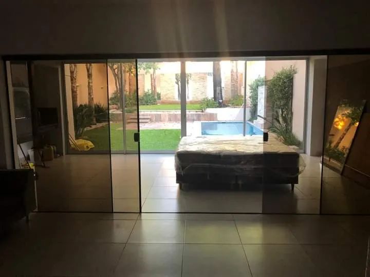 PROX. WTC, LA GALERÍA, YCUA SATI: ELEGANTE RESIDENCIA EN VENTA, 4 SUITE, AMPLIO JARDÍN. — foto 3