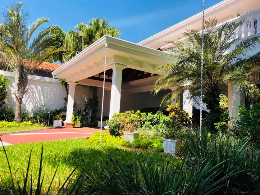 VENDO MAGNIFICA RESIDENCIA, NUEVA, ZONA COLEGIO LAS ALMENAS. — foto 3