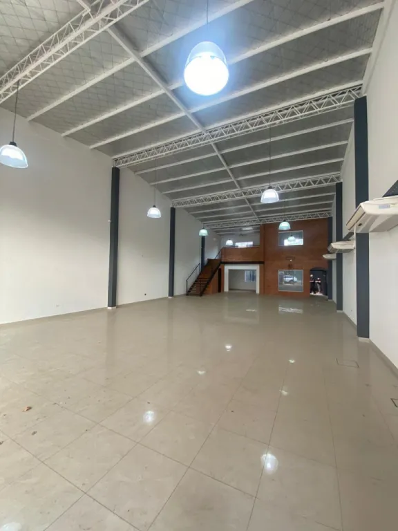 PROX. AVDA. EUSEBIO AYALA: ELEGANTE SHOWRROM CLIMATIZADO + OFICINAS, 370M2, 13.000.000 GS. — foto 2