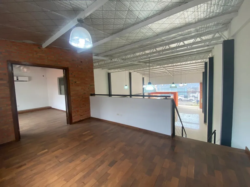 PROX. AVDA. EUSEBIO AYALA: ELEGANTE SHOWRROM CLIMATIZADO + OFICINAS, 370M2, 13.000.000 GS. — foto 3