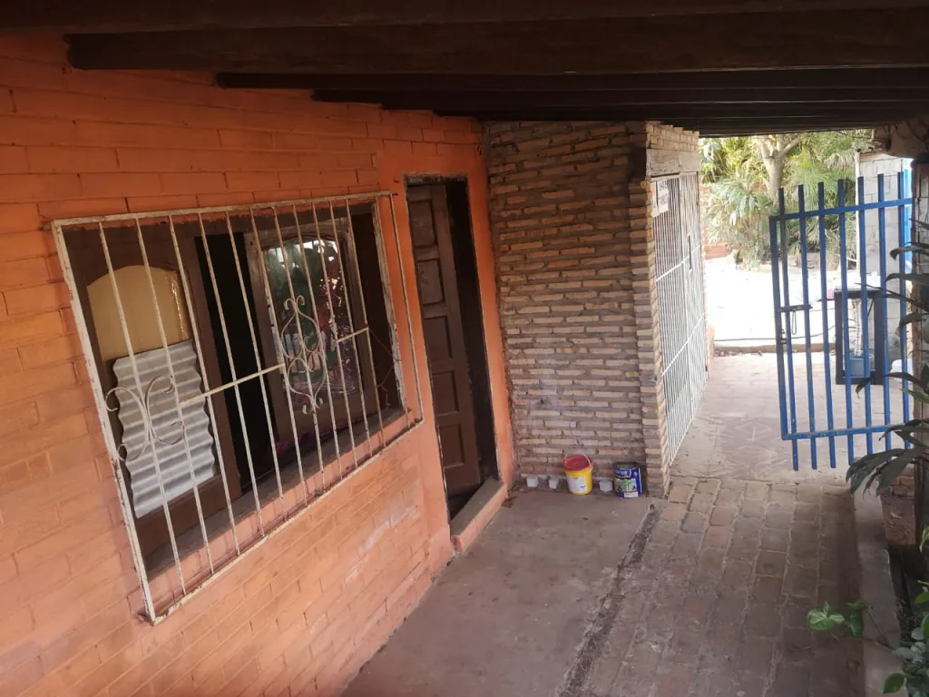 VENDO CASA EN ESQUINA- LUQUE 4to. BARRIO — foto 2