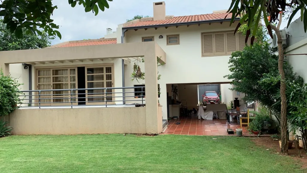 MBURUCUYÁ – SHOP. SOL: CONFORTABLE RESIDENCIA, 3 DORMITORIOS, BUEN JARDÍN, UBICACIÓN IDEAL — foto 3