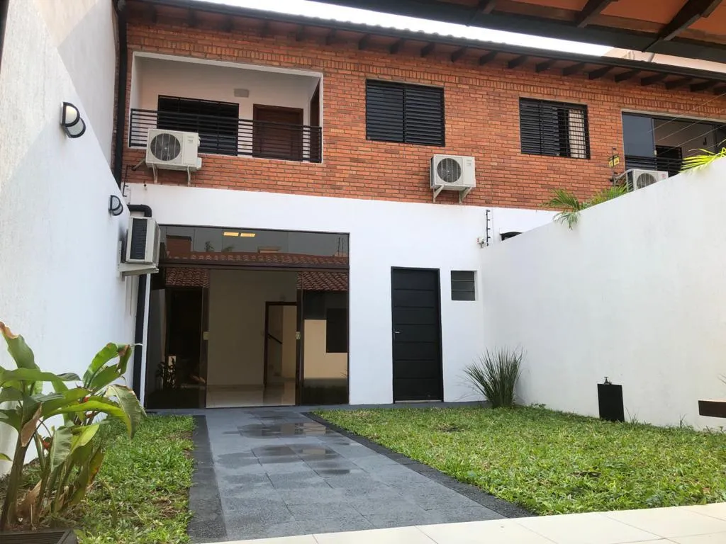 MBURUCUYÁ – MOLAS LÓPEZ: CONFORTABLE CASA DÚPLEX, 3 DORMITORIOS, JARDÍN, QUINCHO, GARAJE. — foto 2