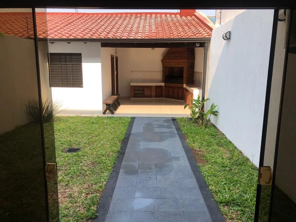 MBURUCUYÁ – MOLAS LÓPEZ: CONFORTABLE CASA DÚPLEX, 3 DORMITORIOS, JARDÍN, QUINCHO, GARAJE. — foto 3