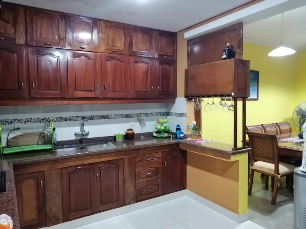 VENDO HERMOSA VIVIENDA DE 2 PISOS EN EL CENTRO DE LUQUE — foto 3