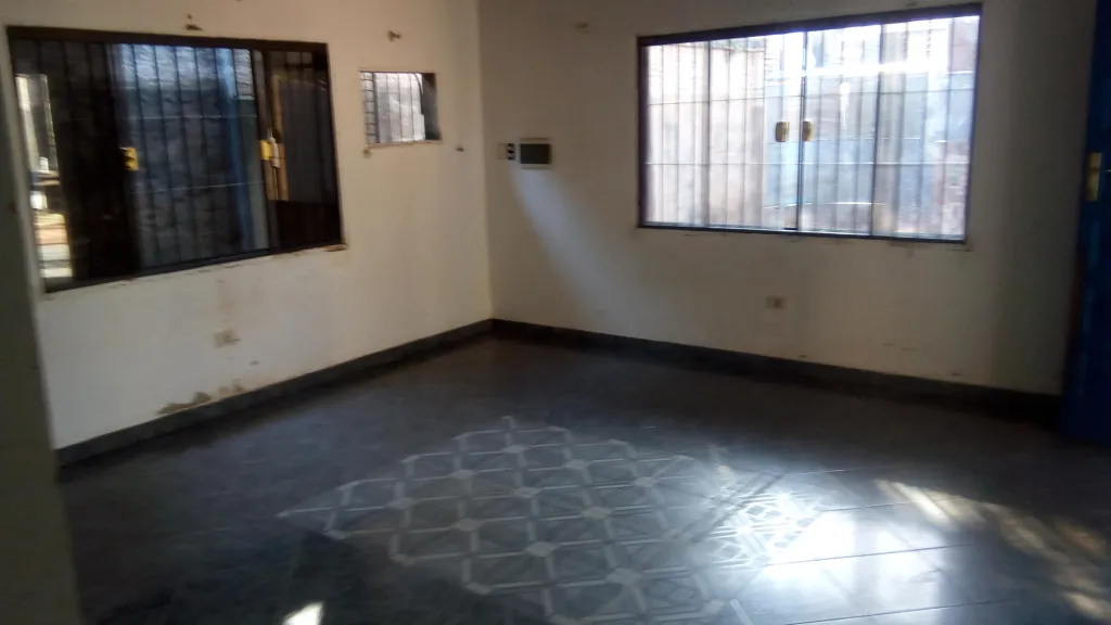 Vendo casa Zona Loma Pyta a 2 cuadras de la Ruta Transchaco - Oferta - Remate — foto 3