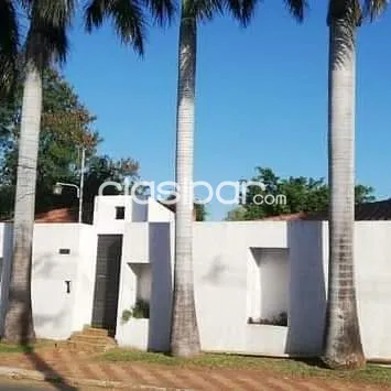 Bº HERRERA: ELEGANTE RESIDENCIA EN VENTA, 3 SUITES, JARDÍN, PISCINA – 350.000 USD. — foto 2
