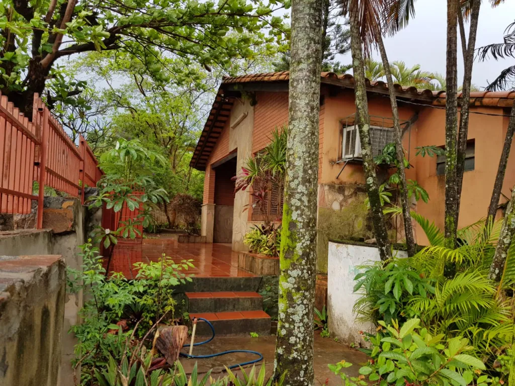 Vendo hermosa casa en el centro mismo de la ciudad de Emboscada — foto 2