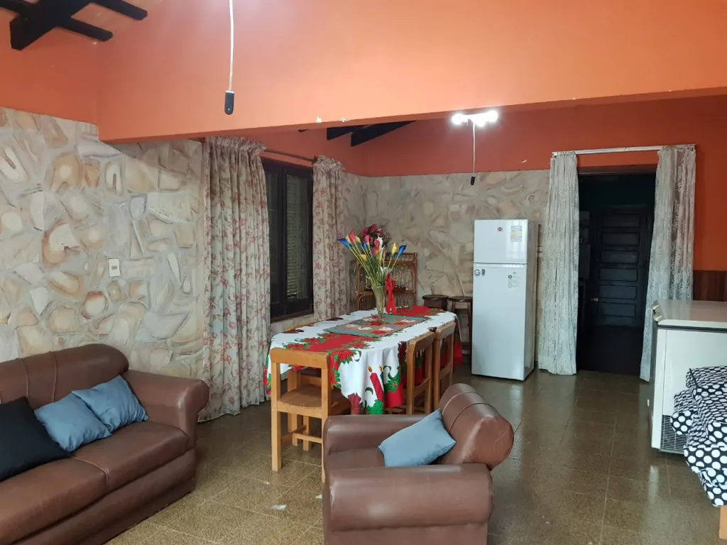 Vendo hermosa casa en el centro mismo de la ciudad de Emboscada — foto 3