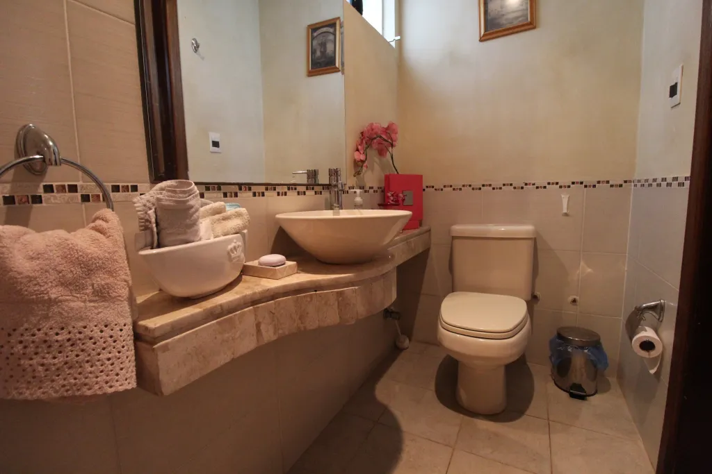 VENDEMOS CASA ZONA CASA RICA MOLAS LOPEZ. 3 DORMITORIOS EN SUITE, ESCRITORIO Y PISCINA — foto 3