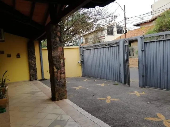 CASA DE 4 DORMITORIOS BARRIO LAS MERCEDES — foto 3