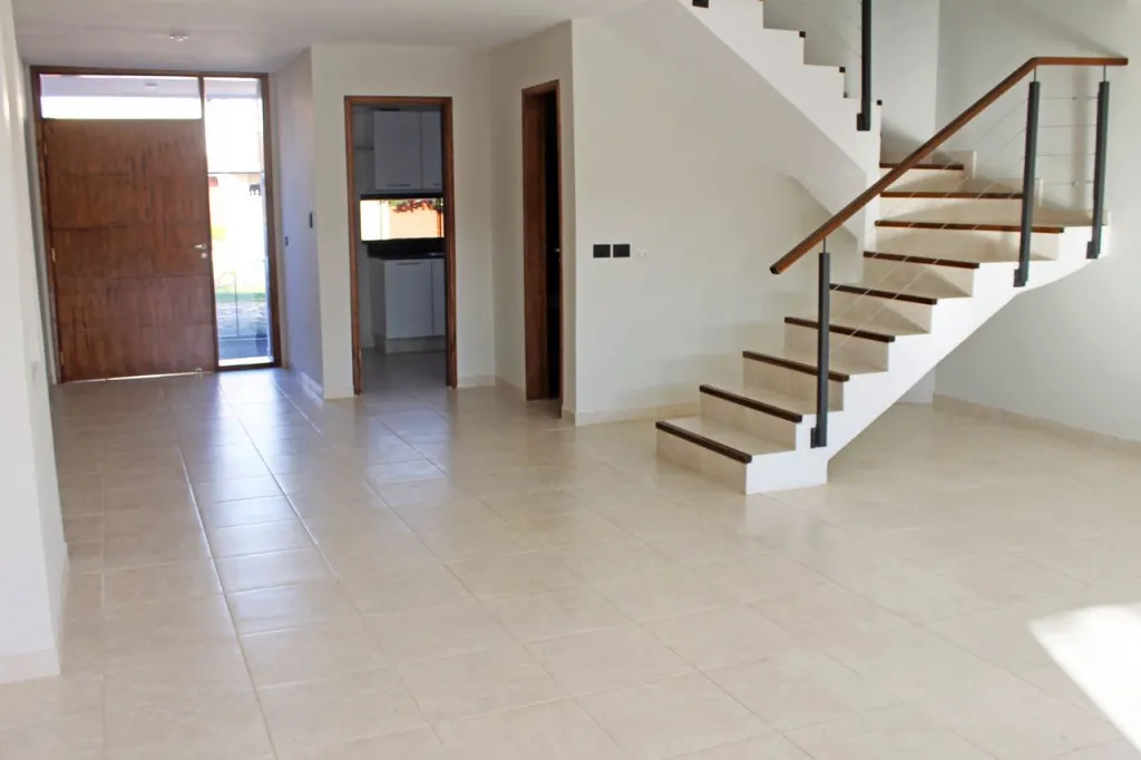 MBURUCUYÁ: ELEGANTE DÚPLEX, IMPECABLE, 3 DORMITORIOS, AMBIENTES CLIMATIZADOS, 7.500.000 GS — foto 2