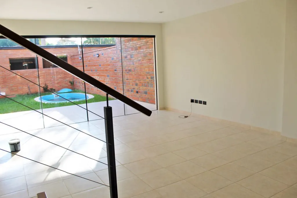 MBURUCUYÁ: ELEGANTE DÚPLEX, IMPECABLE, 3 DORMITORIOS, AMBIENTES CLIMATIZADOS, 7.500.000 GS — foto 3