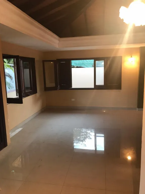 MANORÁ: OPORTUIDAD CONFORTABLE RESIDENCIA, 3 DORMITORIOS, JARDÍN, PISCINA – 6.000.000 GS. — foto 2
